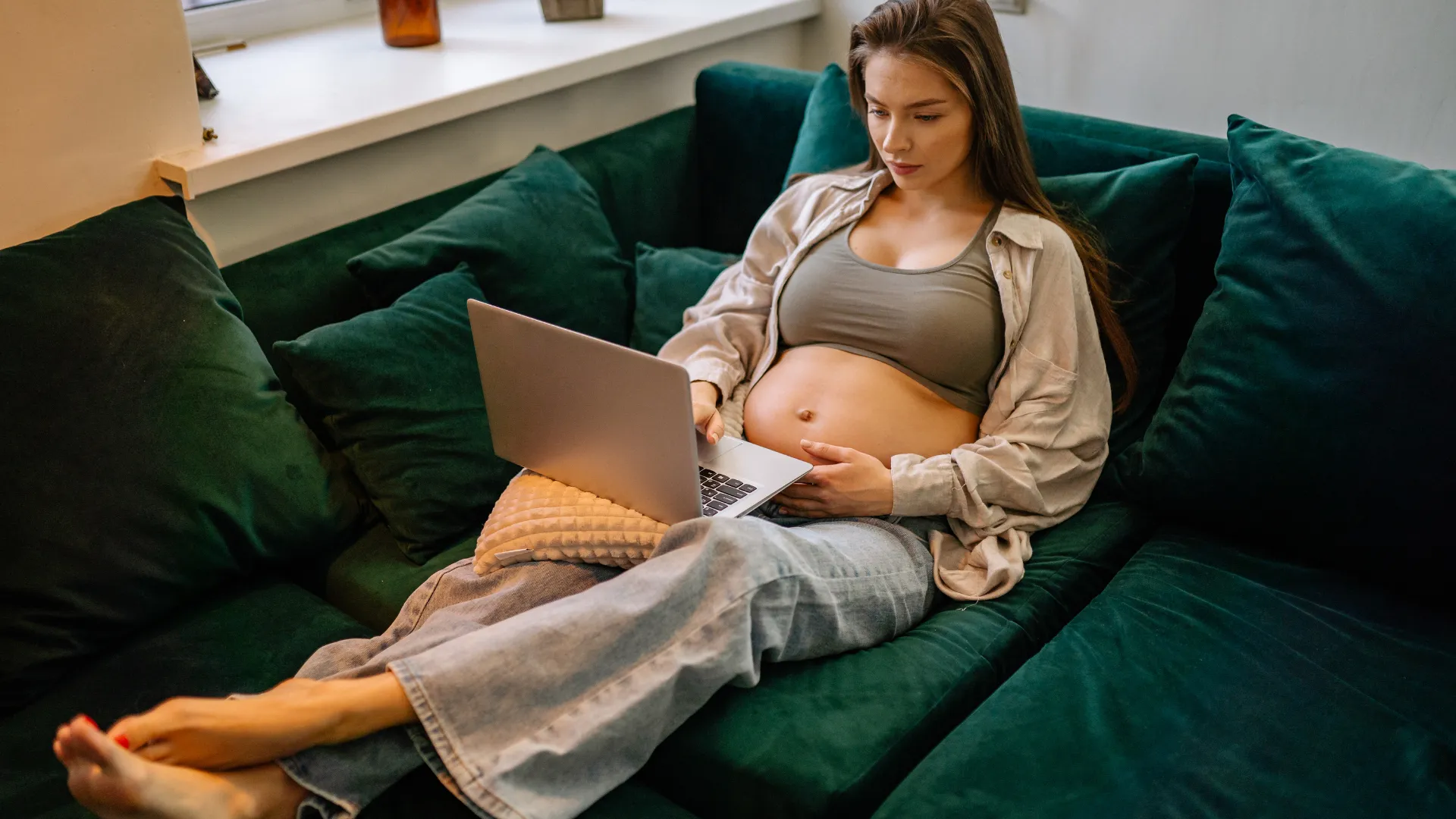 Pregnant woman reading about geritol online